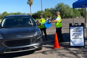 Entrega de boletas electorales en la banqueta