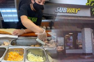 La corte ha ordenado a los operadores de 14 restaurantes Subway en San Francisco pagar a sus empleados casi $1 millón en salarios atrasados y compensación por daños debido a violaciones laborales, incluyendo empleo de menores y retención ilegal de propinas.