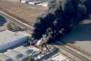 Incendio estructural provocó movilización de más de 50 bomberos en North Hollywood