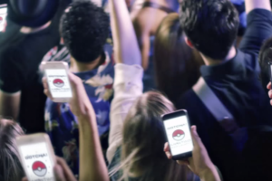 Mirando pokebola en móvil