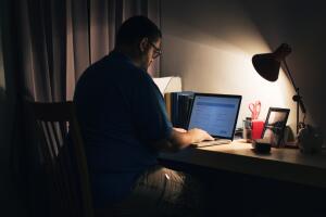 Hombre trabajando en PC