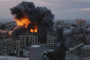 Un edificio alcanzado por la aviación israelí en Gaza, parte de las represalias por el ataque sorpresa de Hamas.