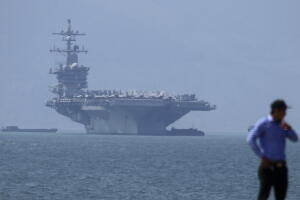 USS Carl Vinson frente al puerto de Tien Sa Port en Danang, Vietnam, este lunes 5 de marzo de 2018. Por primera vez desde la Guerra de Vietnam una nave de la Marina de EEUU visita un puerto vietnamita. 