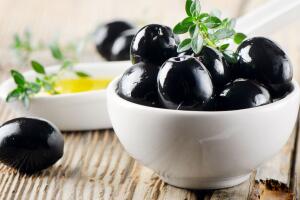 azeitona-preta-beneficios-0118-1400x800.jpg