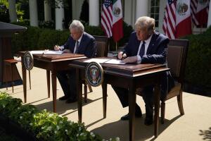 El presidente estadounidense Donald Trump y el presidente mexicano Andrés Manuel López Obrador ofrecen una conferencia de prensa conjunta en la Jardín de las Rosas de la Casa Blanca el 8 de julio del 2020.