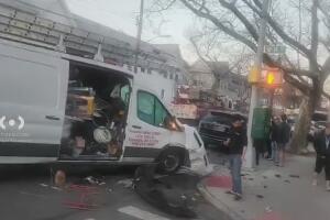 Accidente múltiple con camión de bomberos en Brooklyn deja un muerto y al menos 10 heridos.
