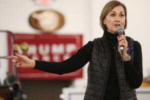 La republicana Kim Reynolds es la primera gobernadora en la historia de Iowa.