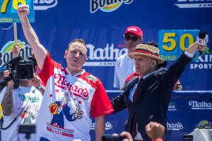 Joey Chestnut tiene una hegemonía de 15 años en la tradicional competencia de comer perros calientes de cada 4 de julio.