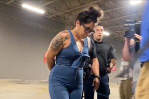 decapitado atropello conductora fuga arrestada San Antonio Texas