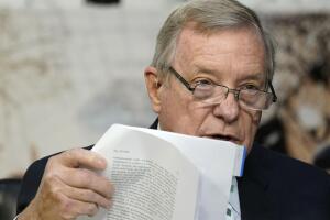 El senador demócrata Dick Durbin interroga a la jueza Amy Coney Barrett el 14 de octubre del 2020 en el Congreso.