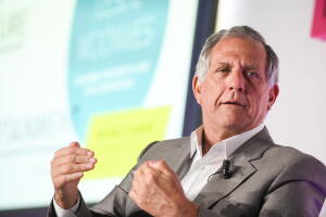 CBS dice que su exdirector ejecutivo Leslie Moonves no recibirá una indemnización tras haber dejado la compañía en medio de múltiples denuncias de conducta sexual indebida.