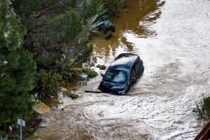 Hombre muere arrastrado por inundaciones en el condado de San Bernardino.