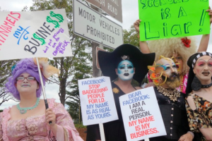 Protestan contra política nombres de Facebook