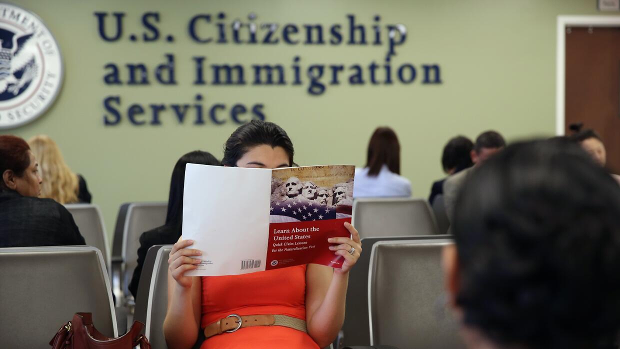 USCIS eliminates rule that allows you to return applications with blank spaces |  Univision Immigration News