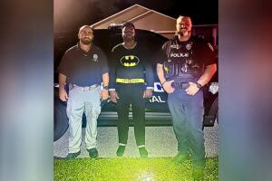 La policía arrestó al sospechoso y se tomó foto con Myvett, reconociendo su acción heroica en la comunidad.