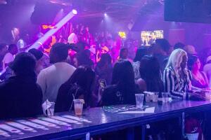 El tiroteo ocurrió en el estacionamiento del Tally Ho Bar Lounge & Grill, donde un hombre fue encontrado con heridas de bala y falleció en el hospital.