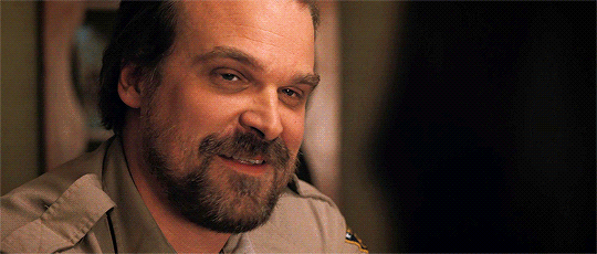 stranger-things-hopper-joyce-amor-risas.gif