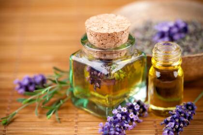 Entre las asombrosas propiedades mágicas de la lavanda incluye que ayudan a las personas a la sanación espiritual, a liberar bloqueos personales y también a afrontar los temores o miedos que pueden tener en la vida.