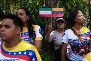 Personas se reúnen frente a la embajada de Irán para protestar contra la guerra entre Estados Unidos e Israel, en Caracas, Venezuela. 