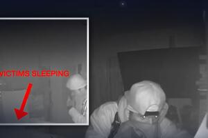 Ladrón observa a víctimas dormir.