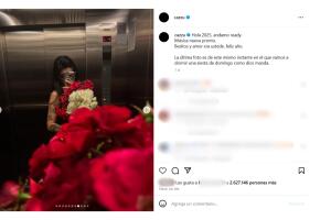 Cazzu desató sospechas de romance por aparece con flores.