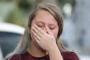 Kelsey Friend se emociona al contar su experiencia durante el tiroteo en la escuela de Parkland, Floirda, en la que murieron 17 de sus compañeros.