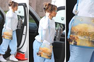 JLo fue captada con este nuevo bolso Loui Vuitton, con valor de 3,355 dólares.
