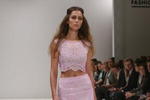 5 looks-con-falda-rosa 1.jpg
