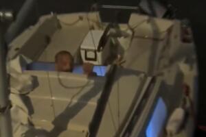 Imagenes muestran al "Teniente Dan" a salvo dentro de su embarcación.