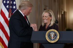 Donald Trump y Kirstjen Nielsen durante la ceremonia de presentación en la Casa Blanca.