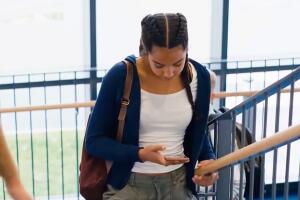 Nueva York prohíbe celulares en escuelas: inicia la ley Bell to Bell en el regreso a clases