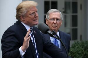 Donald Trump y el senador Mitch McConnell hablan a la prensa en los jardines de la Casa Blanca el lunes 16 de octubre de 2016