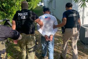 Cárceles en Florida retienen a inmigrantes sin cargos locales hasta 72 horas antes de enviarlos a centros federales.