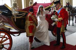 El príncipe William ayuda a Kate Middleton a bajar del carruaje después de su boda