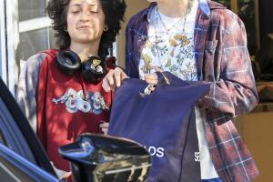 Emme Muñiz y Seraphina Affleck