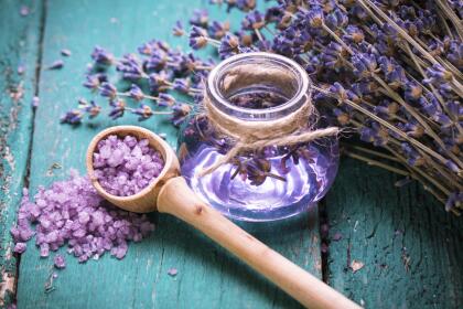 Claramente también tiene propiedades medicinales comprobadas, como en forma de té, que ayuda a desintoxicar tu cuerpo. Si se inhala el vapor de la lavanda en agua hirviendo, se descongestionan las vías respiratorias.