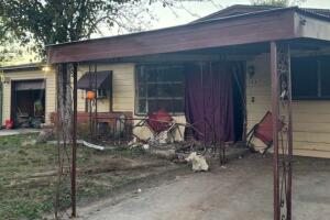 mujer muere impactada choque frente casa san antonio texas