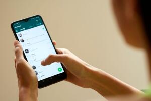 chica con su whatsApp.jpg