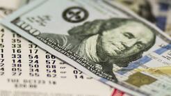 Un hombre compra dos veces un billete de lotería por error y gana el premio por partida doble
