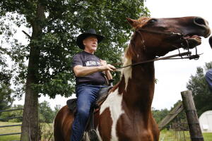 Roy Moore acudió a votar en un caballo llamado "Sassy" a la primera ronda de la primaria republicana para el Senado en Alabama, el 15 de agosto.