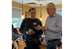 club-desayuno-mil-dolares-propina (2).png