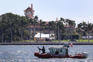 Un barco de la Guardia Costera patrullando frente al Mar-a-Lago, la llamada 'Casa Blanca de invierno' de Donald Trump.