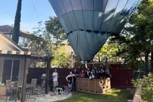 globo aerostático aterriza en jardín