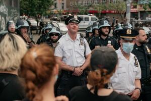 El alcalde Bill de Blasio dijo que "embajadores de la comunidad" servirán de enlace entre la comunidad y la policía de Nueva York con el objetivo de mejorar la relación.