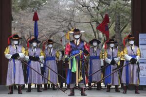 Guardia Imperial de Corea del Sur usando mascarillas durante la ceremonia del cambio de guardia en el palacio Deoksu en Seúl. 