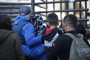 Varios migrantes hondureños esperan su turno para entrar a EEUU para solicitar asilo político en el puerto de Otay Mesa, en Tijuana.