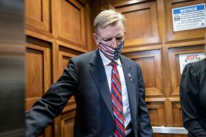 El representante Paul Gosar toma un elevador del Capitolio horas antes de que empezara la votación para censurarlo en la Cámara Baja.