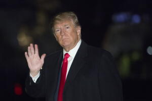 El presidente Trump presentó sorpresivamente su plan la noche del domingo, en vísperas del primer mes de Parkland