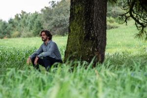 Max decide descansar un rato en el campo