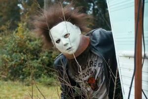 Eddie usando la mascara de michael Myers stranger things .jpg